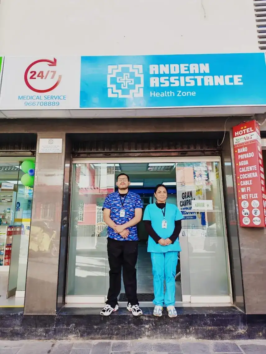 Dos integrantes del equipo de Andean Assistance en la puerta de la sede de Chivay