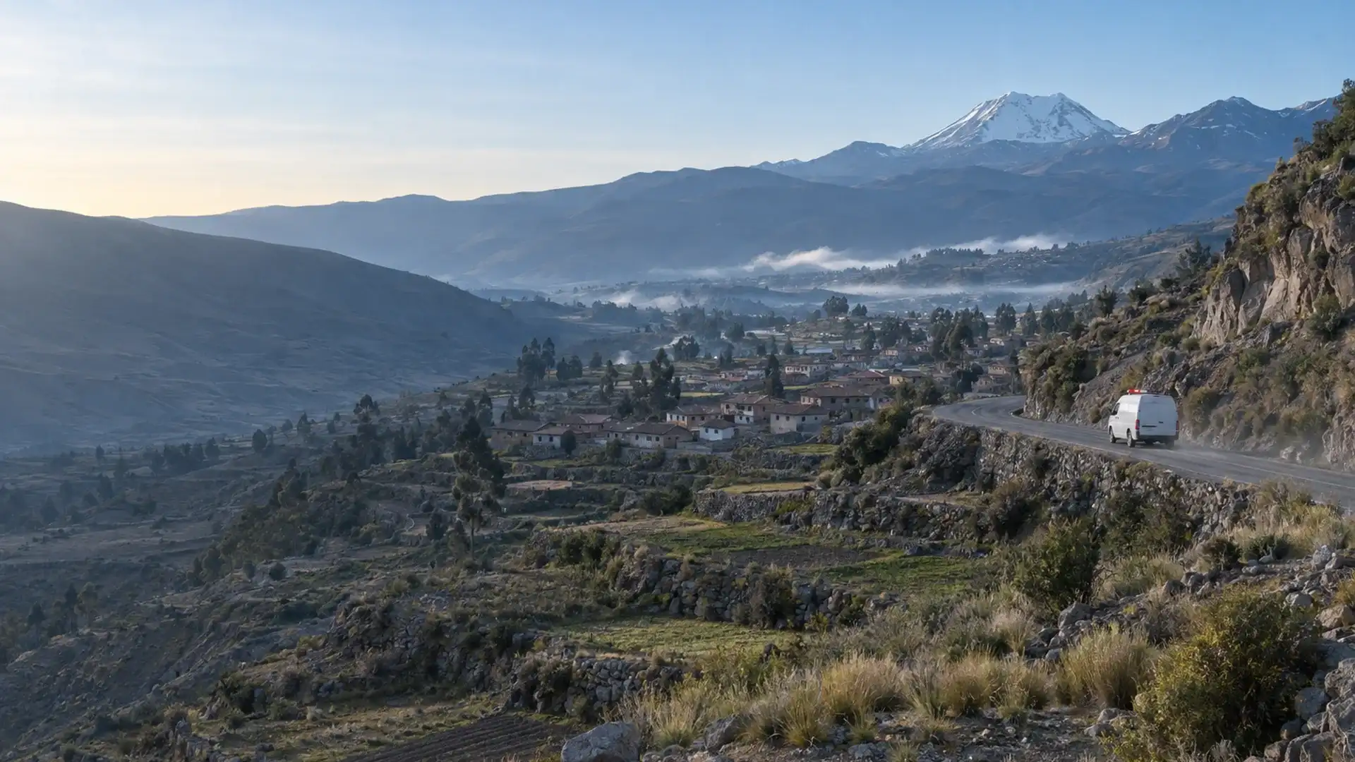 Valle del Colca y su carretera de montaña al amanecer